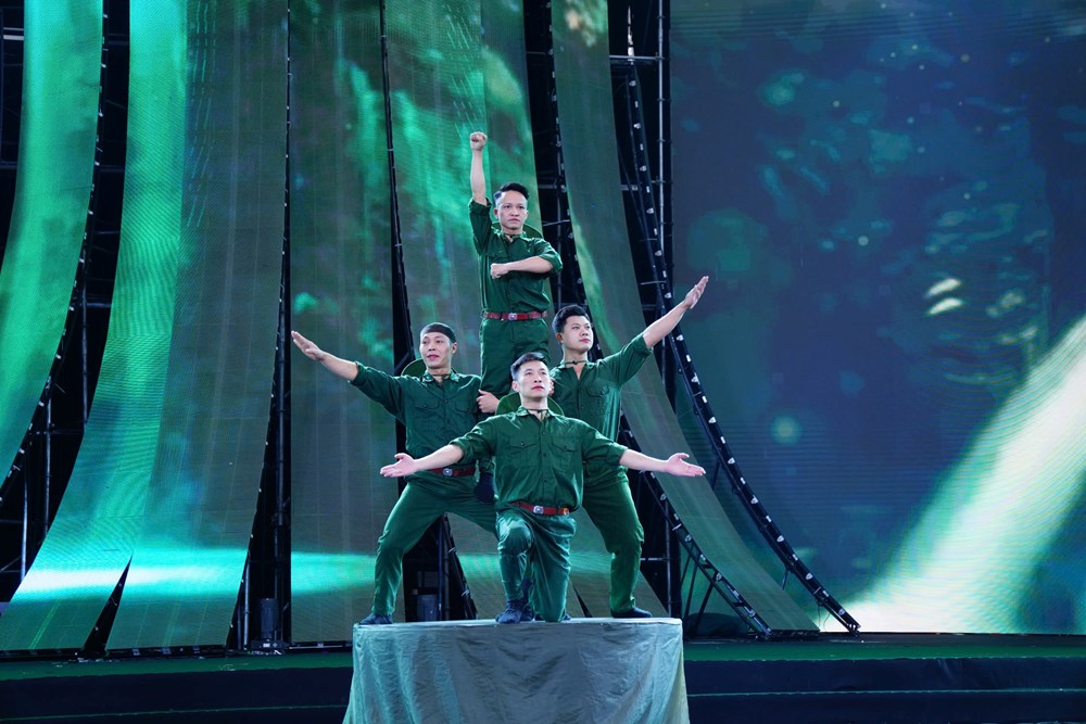 Xiếc thu hút khán giả tại Hội chợ Mùa Xuân 2026