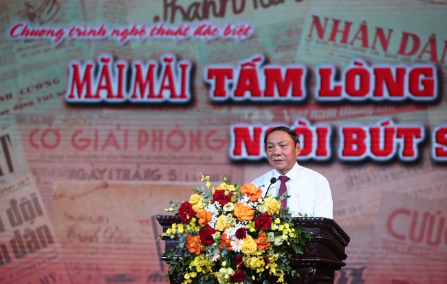 Bộ trưởng Nguyễn Văn Hùng: Chương trình nghệ thuật "Mãi mãi tấm lòng son- Ngòi bút sắc" là lời tri ân và đóa hoa thơm tặng người làm báo