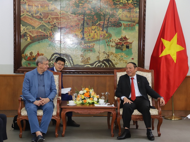 Bộ trưởng Nguyễn Văn Hùng tiếp Chủ tịch Hội đồng quản trị Tập đoàn AFK Sistema của Nga