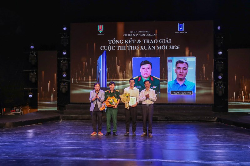 Chi hội Nhà văn Công an trao giải cuộc thi thơ “Xuân mới“