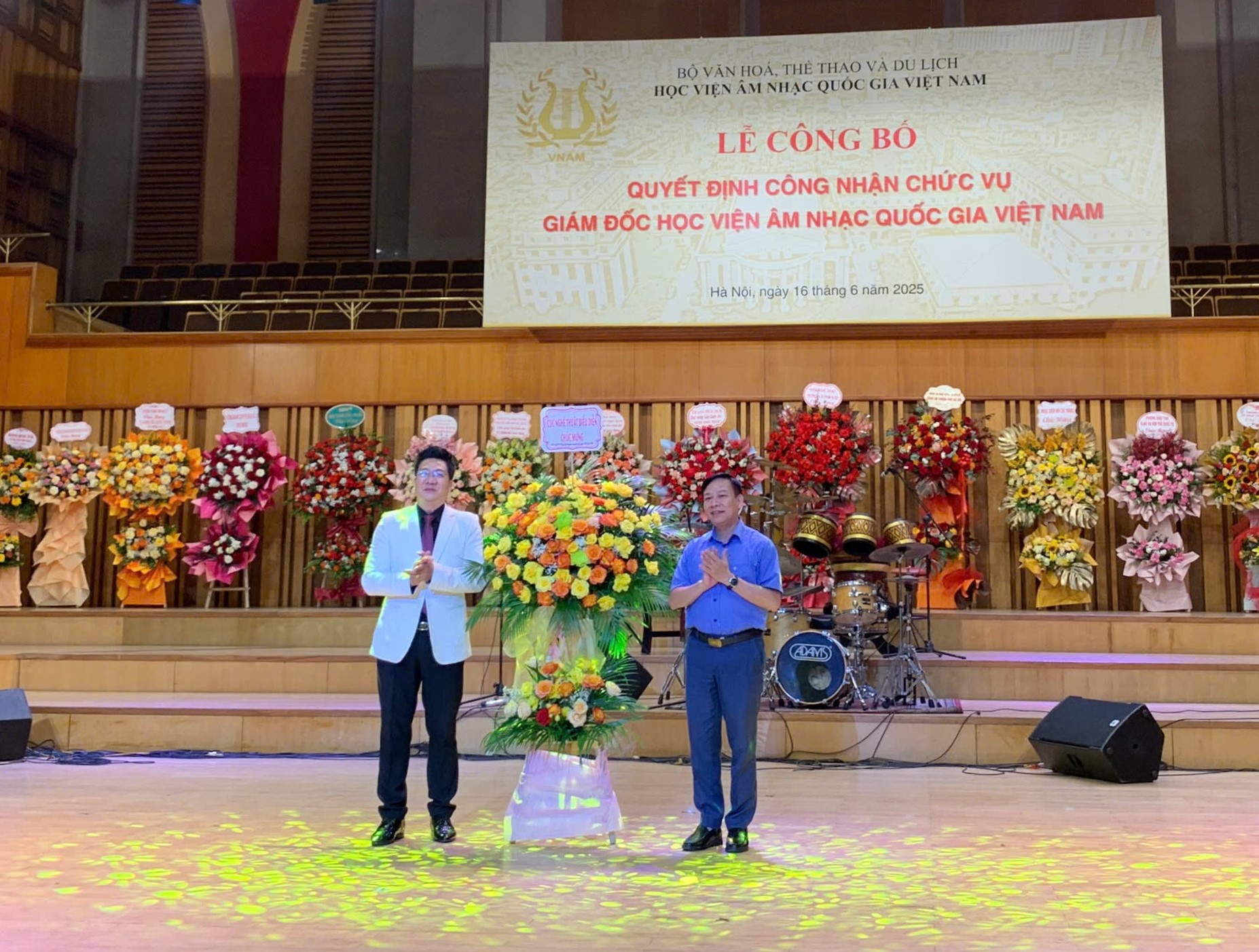 Cục Nghệ thuật biểu diễn tặng hoa Chúc mừng Tân Giám đốc Học viện Âm nhạc Quốc gia Việt Nam
