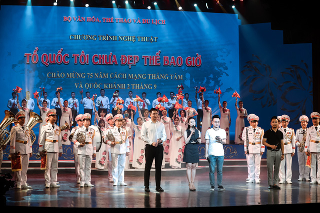 Hàng trăm nghệ sĩ tham gia tổng duyệt chương trình nghệ thuật đặc biệt "Tổ quốc tôi chưa đẹp thế bao giờ"