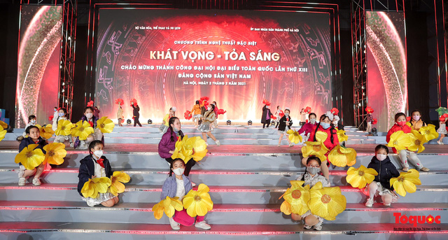 Lấy mẫu xét nghiệm Covid-19 cho các nghệ sĩ, diễn viên tham dự chương trình nghệ thuật "Khát vọng - Toả sáng" mừng Đại hội XIII của Đảng