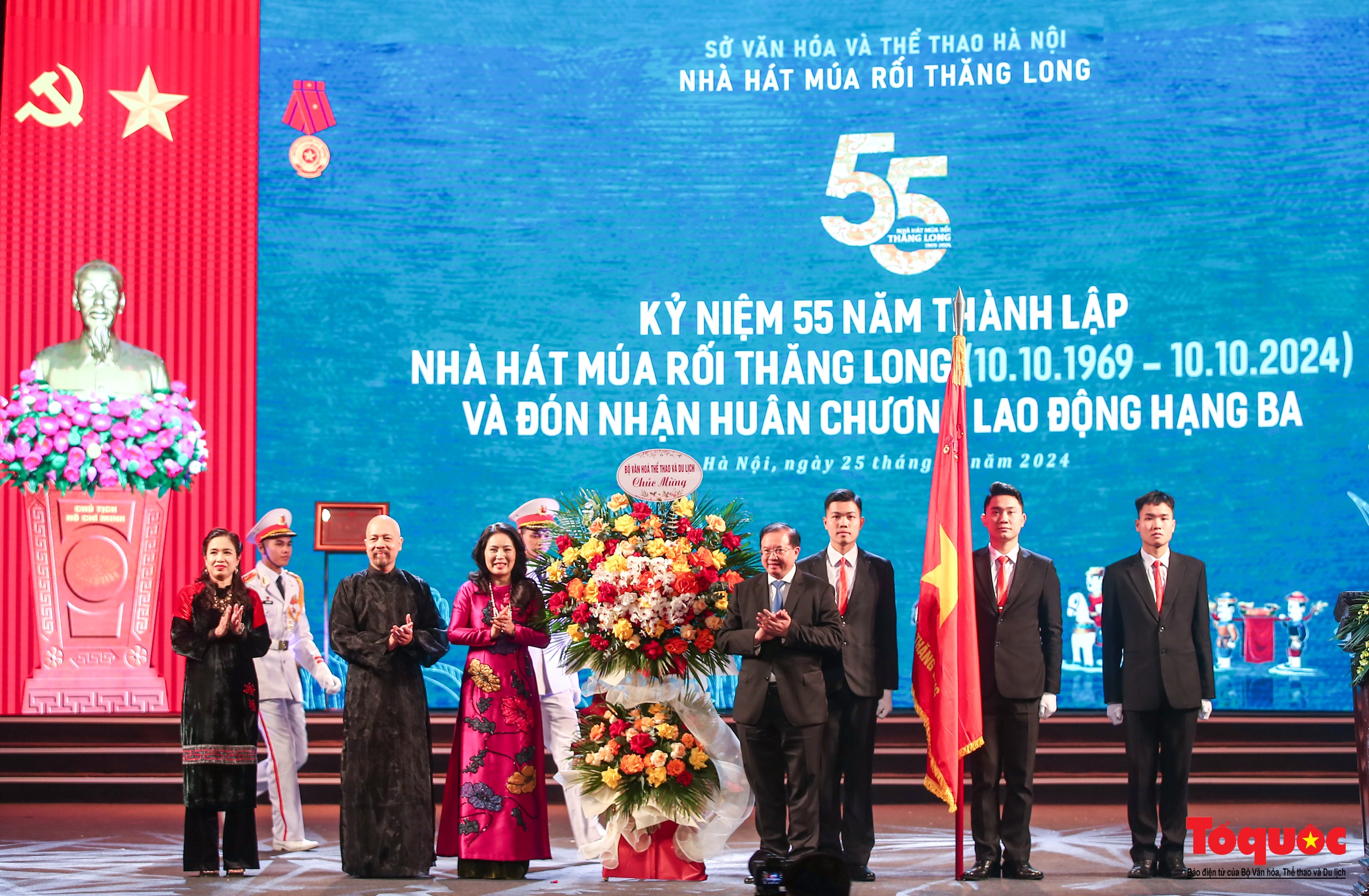 Nhà hát Múa rối Thăng Long đón nhận Huân chương Lao động hạng Ba