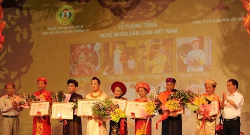 Phong tặng danh hiệu Nghệ nhân dân gia