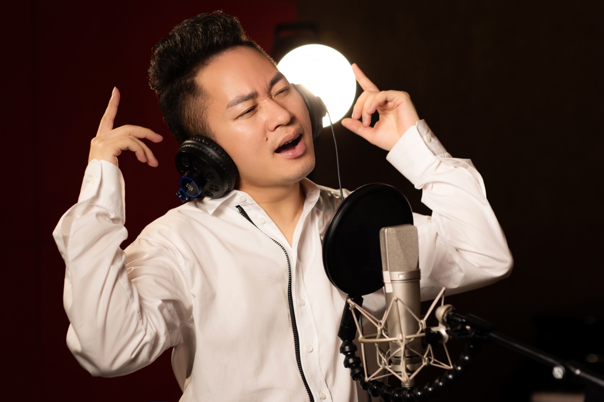 Tùng Dương cùng rapper hát tri ân các chiến sĩ áo trắng