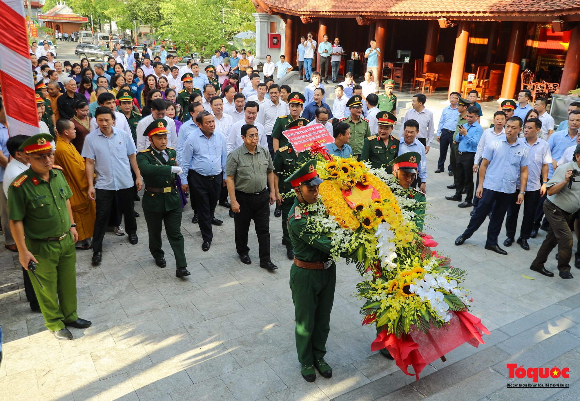 Ảnh: Thủ tướng dâng hương tưởng niệm Chủ tịch Hồ Chí Minh, tri ân anh hùng, liệt sĩ tại nghĩa trang liệt sĩ Quốc tế Việt - Lào