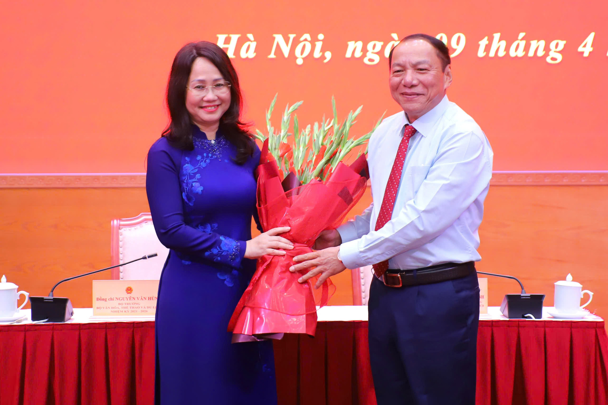 Bàn giao nhiệm vụ công tác Bộ trưởng Bộ Văn hóa, Thể thao và Du lịch