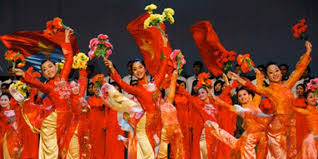 Biểu diễn nghệ thuật phục vụ nhân dân vùng sâu, vùng xa mừng xuân mới 2015