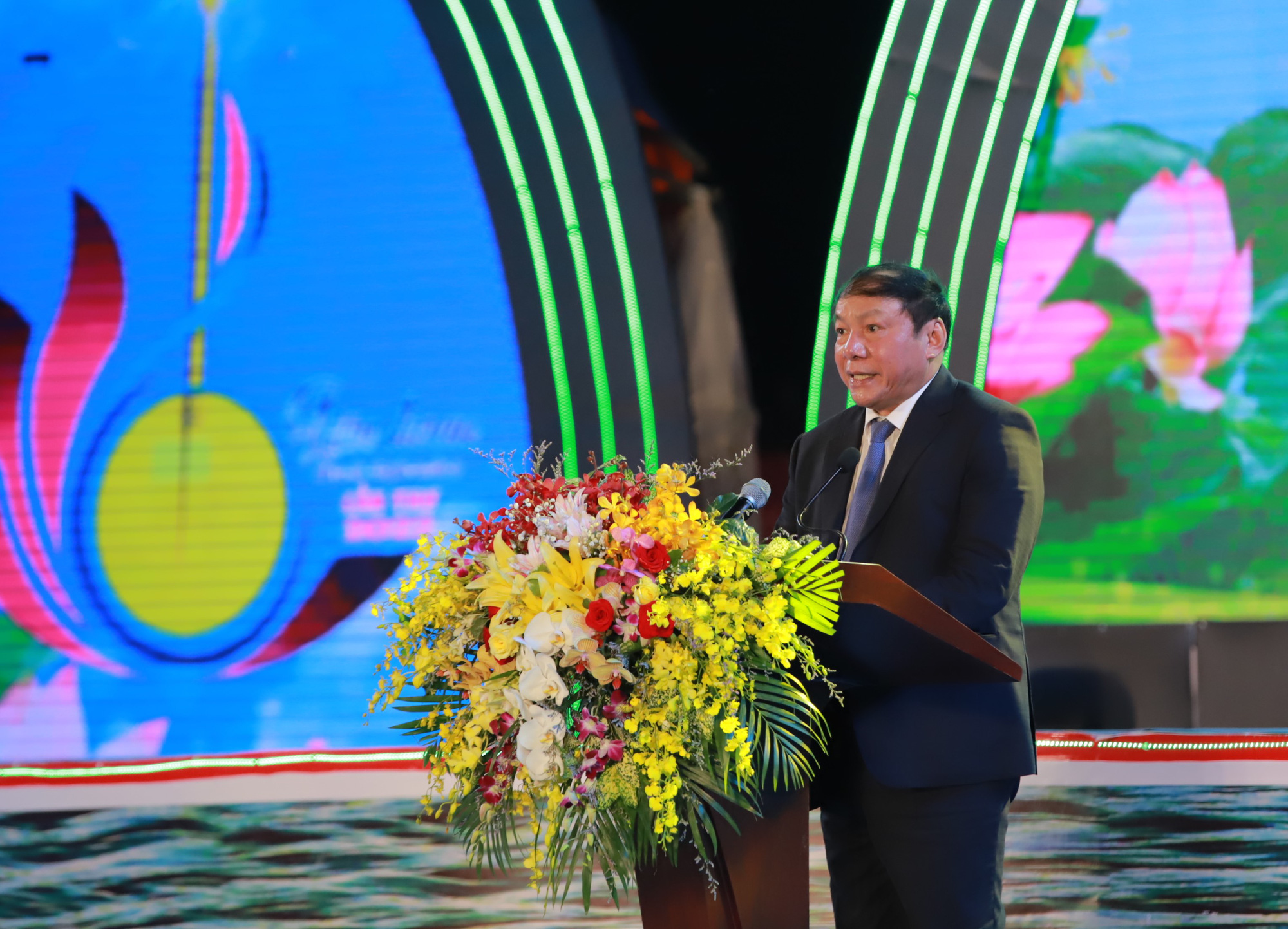 Bộ trưởng Nguyễn Văn Hùng: Nghiên cứu chính sách hỗ trợ để các nghệ nhân đờn ca tài tử giữ gìn bản sắc, truyền lửa cho các thế hệ tương lai
