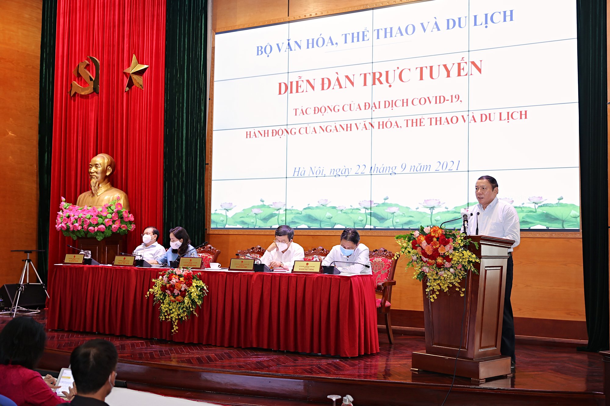 Bộ trưởng Nguyễn Văn Hùng: “Thấy được sự hy sinh của tuyến đầu chống dịch để tự soi mình, làm nhiều, cống hiến nhiều hơn”