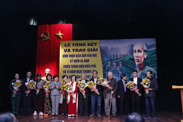 Bộ VHTTDL trao giải bình chọn kịch bản văn học kỷ niệm hai ngày trọng đại của dân tộc