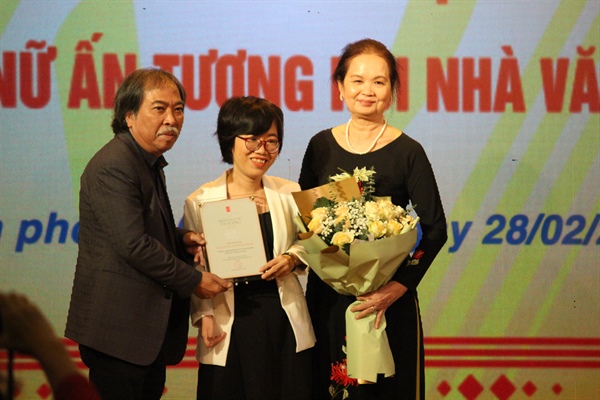 Bông hồng trên cát trắng