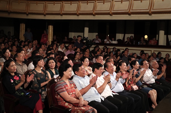 Chủ tịch Quốc hội Nguyễn Thị Kim Ngân xem vở cải lương “Chuyện tình Khau Vai”