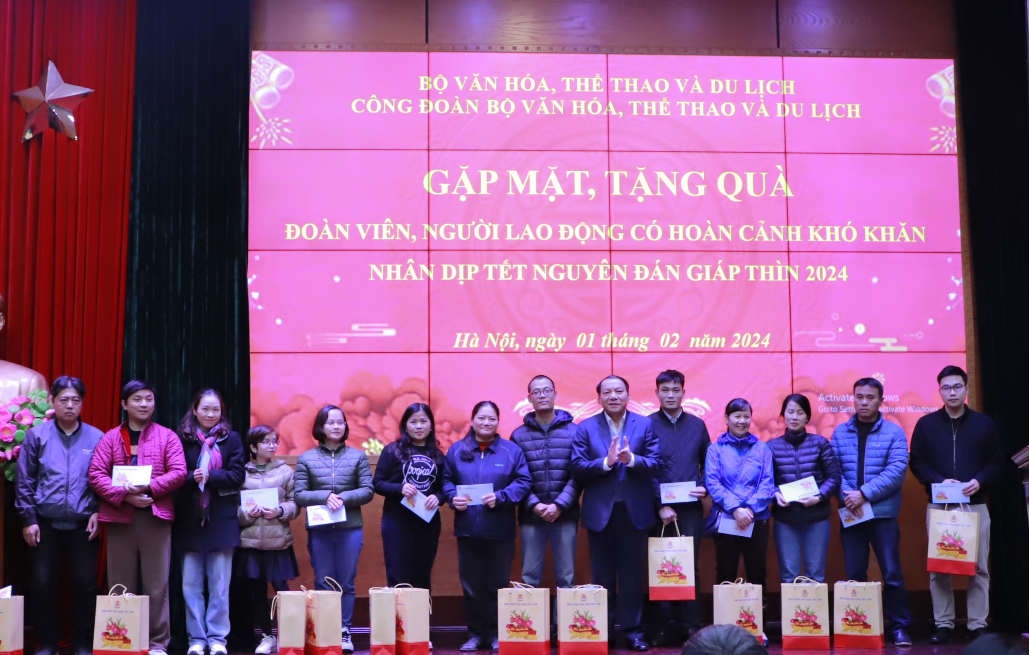 Công đoàn Bộ VHTTDL tặng quà cho đoàn viên người lao động có hoàn cảnh khó khăn