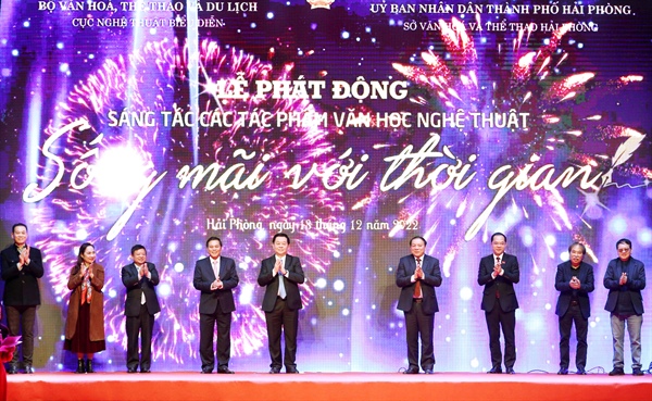 Để có những tác phẩm văn học, nghệ thuật “Sống mãi với thời gian”