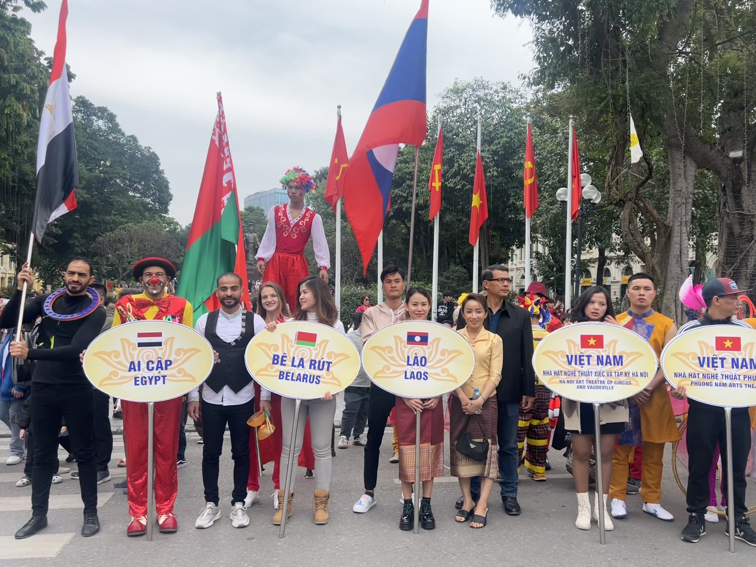 Diễu hành, biểu diễn nghệ thuật xiếc quốc tế trên tuyến phố đi bộ Hồ Gươm