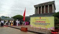 Đoàn đại biểu Bộ VHTTDL viếng Lăng và báo công dâng Bác