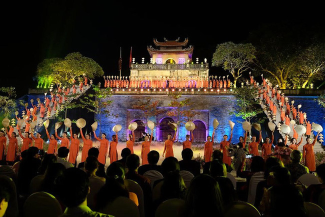 Festival Áo dài Hà Nội 2016: Bảo tồn và phát huy bản sắc văn hóa Việt qua tà áo dài truyền thống