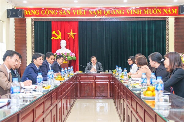 Hỗ trợ, cải tiến việc đầu tư cho các nghệ sĩ theo chiều sâu để tạo ra các tác phẩm có chất lượng cao