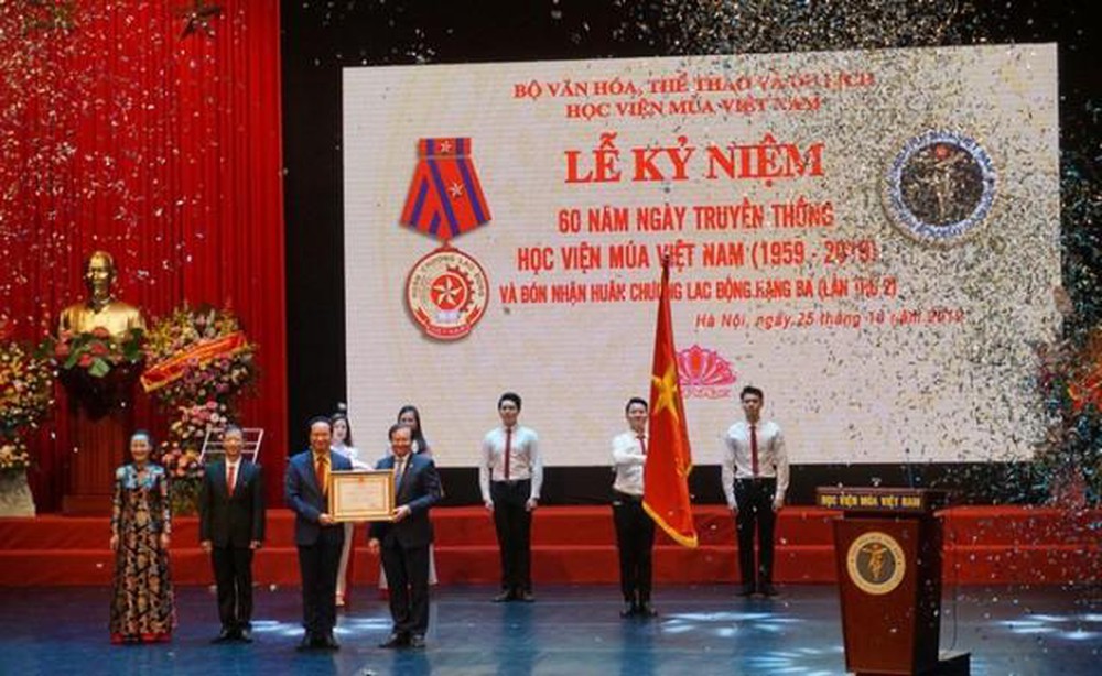 Học viện Múa Việt Nam đón nhận Huân chương Lao động hạng Ba