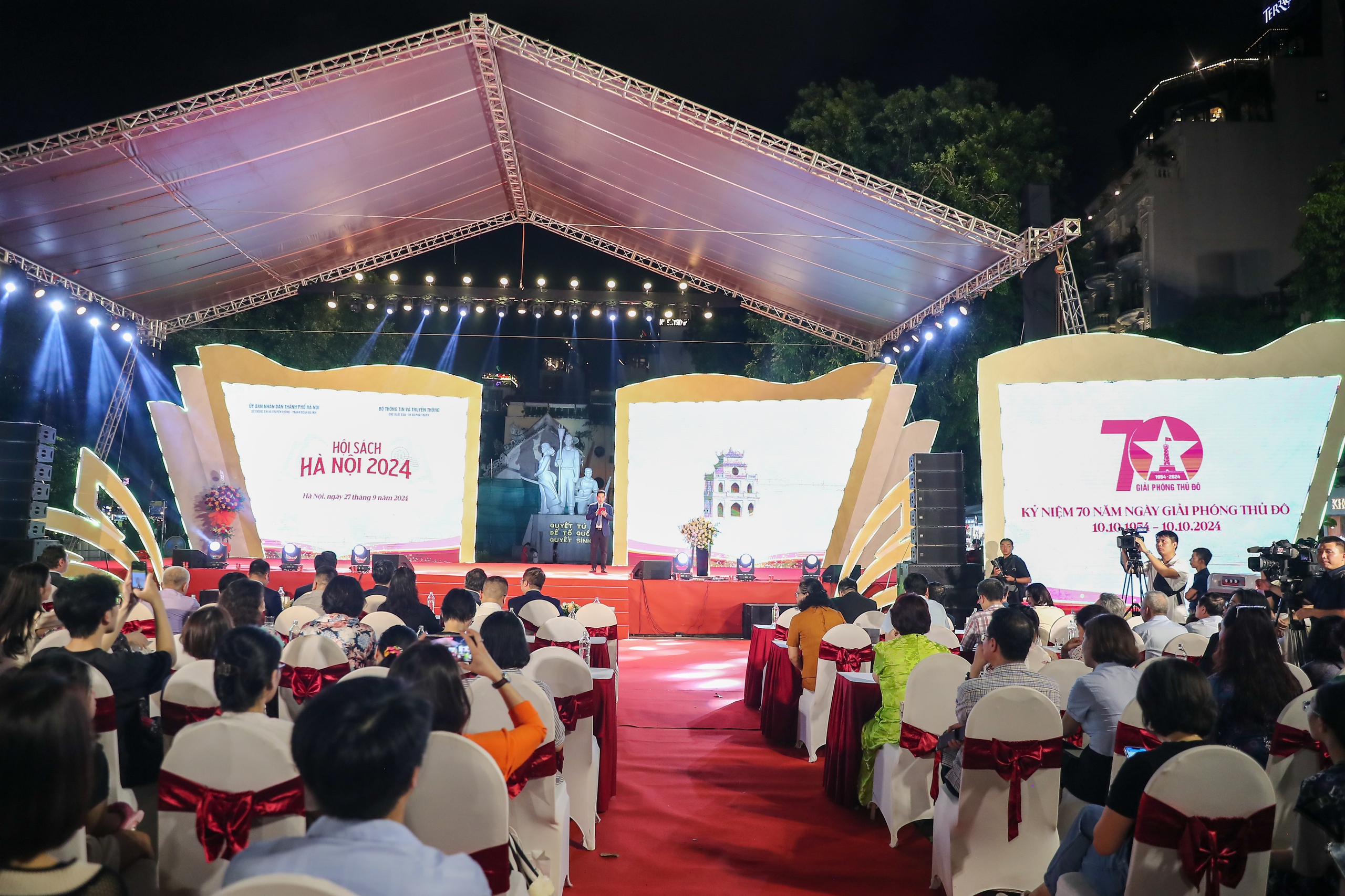 Hội Sách Hà Nội 2024 thu hút người yêu sách trong ngày đầu khai mạc
