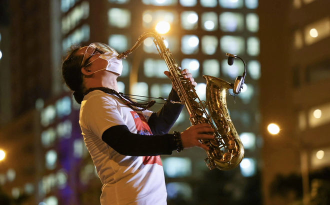 Khi âm nhạc vơi nhẹ nỗi đau: Nghệ sĩ saxophone Trần Mạnh Tuấn biểu diễn tại bệnh viện dã chiến TP.HCM khiến hàng nghìn người xúc động