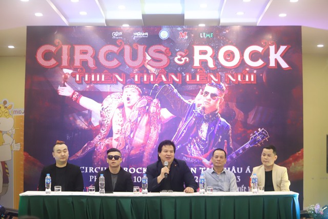 Lần đầu tiên kết hợp xiếc với rock