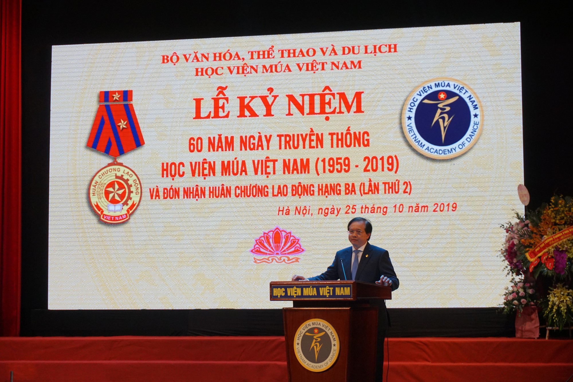 Lễ kỷ niệm 60 năm ngày truyền thống và đón nhận Huân chương Lao động hạng Ba của Học viện Múa Việt Nam