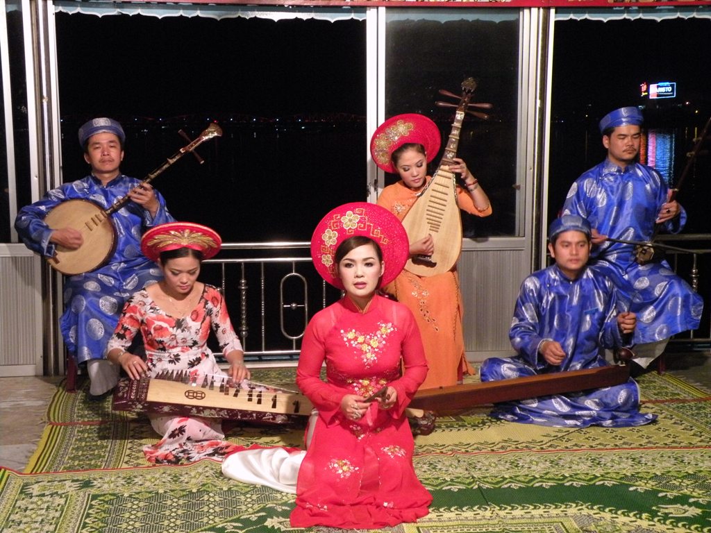 Mãi vang âm sắc núi Ngự, sông Hương