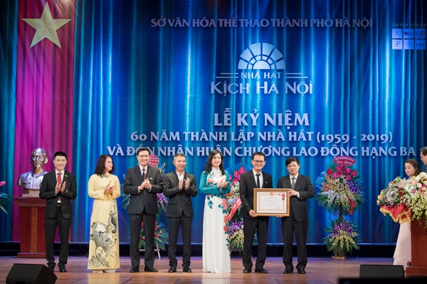 ​Nhà hát Kịch Hà Nội kỷ niệm 60 năm thành lập và đón nhận Huân chương Lao động hạng Ba