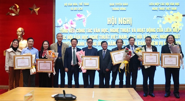 Phát huy tài năng của các văn nghệ sĩ, thúc đẩy sáng tạo VHNT