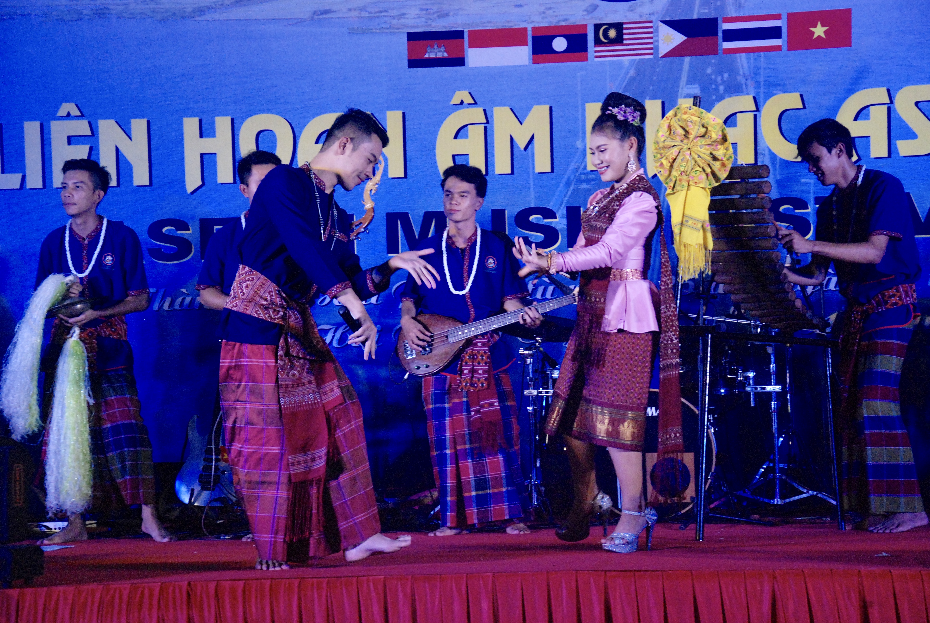 SÔI NỔI CÁC HOẠT ĐỘNG GIAO LƯU VĂN HÓA NGHỆ THUẬT TRÊN THÀNH PHỐ CẢNG