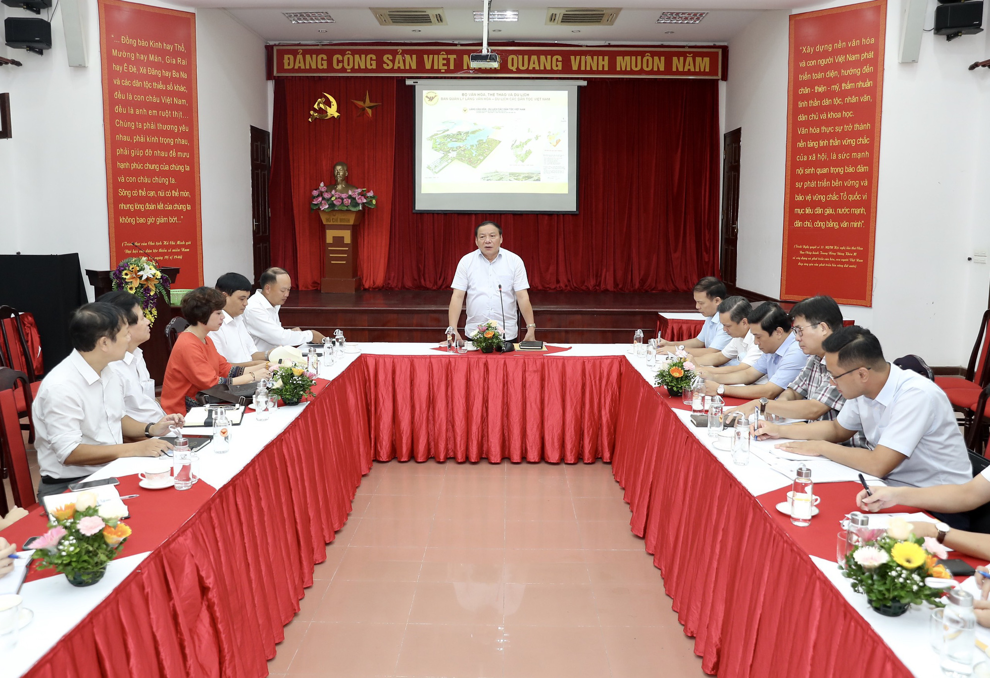Thứ trưởng Bộ VHTTDL Nguyễn Văn Hùng thăm hỏi, động viên đồng bào tại Làng Văn hóa, Du lịch các dân tộc Việt Nam
