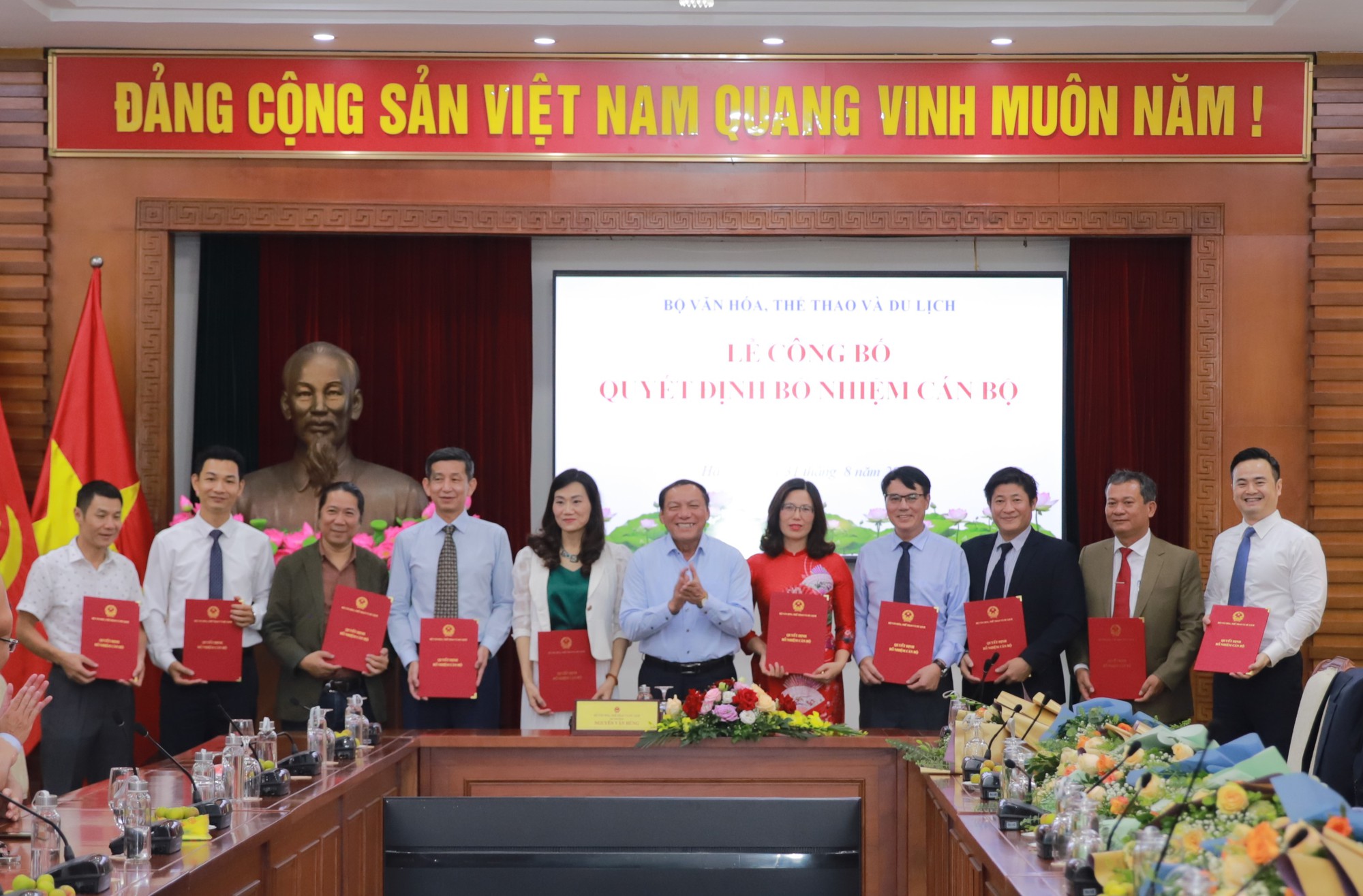 Trao các quyết định về công tác cán bộ tại Bộ VHTTDL