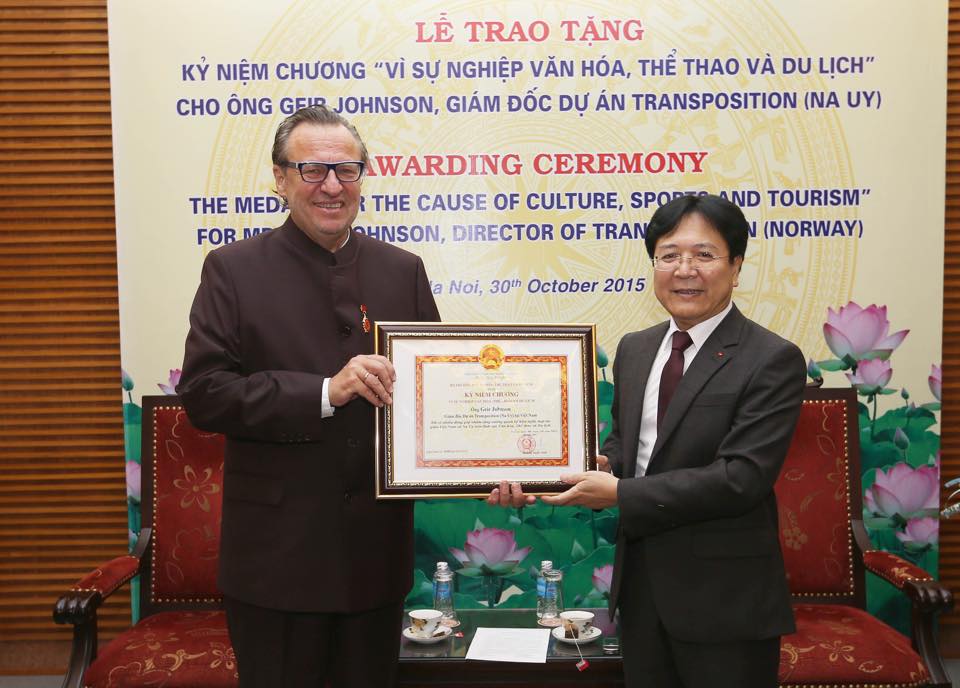 Trao Kỷ niệm chương Vì sự nghiệp VHTTDL cho Giám đốc Dự án Transposition
