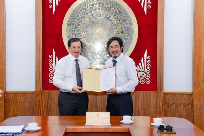 Trao Quyết định công nhận chức vụ Hiệu trưởng Trường Đại học Sân khấu - Điện ảnh Hà Nội