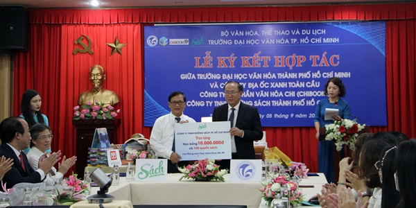 Trường ĐH Văn hoá TP.HCM ký kết hợp tác với các doanh nghiệp trong lĩnh vực xuất bản
