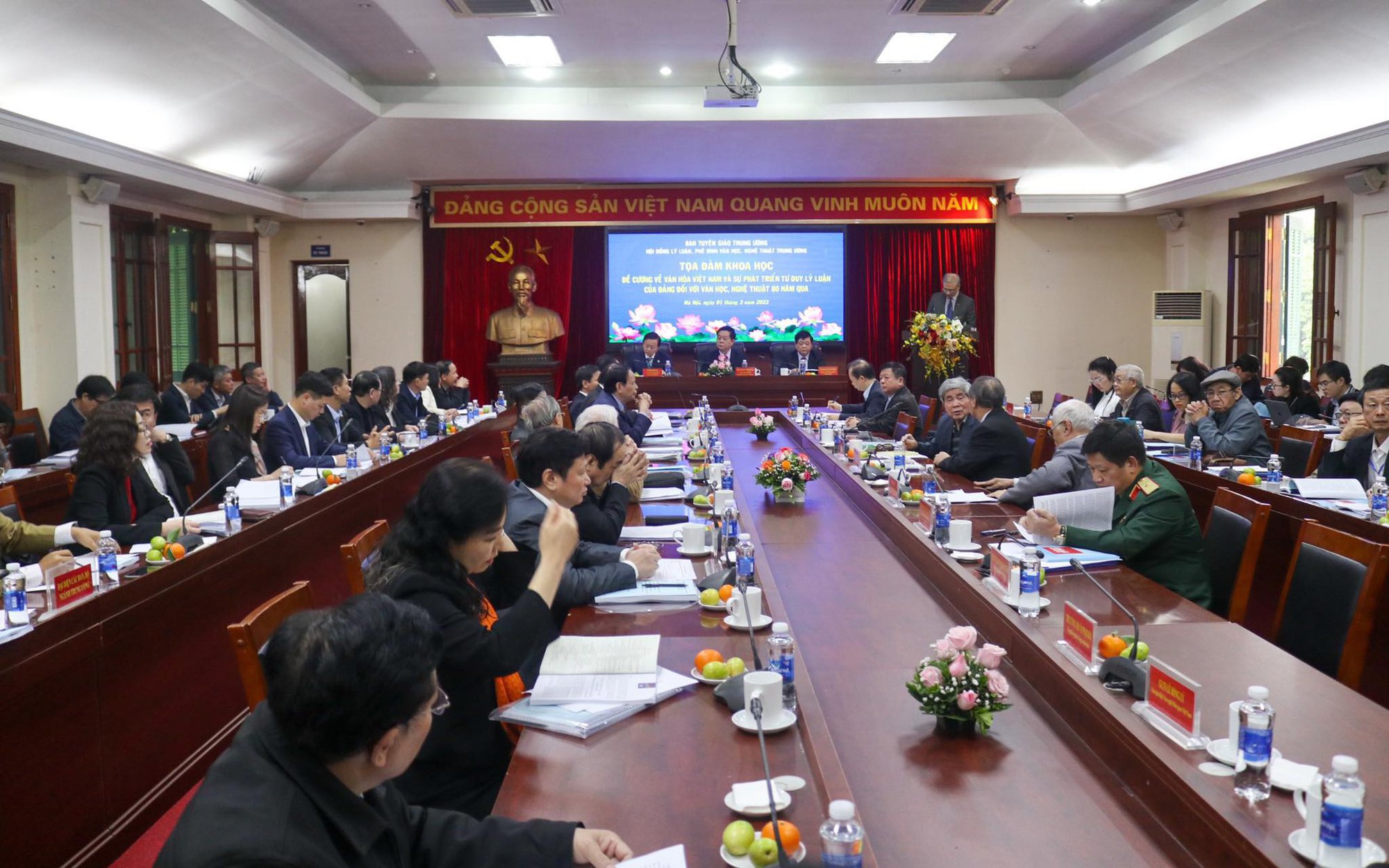 Văn học nghệ thuật góp phần chấn hưng và phát triển nền văn hóa của dân tộc