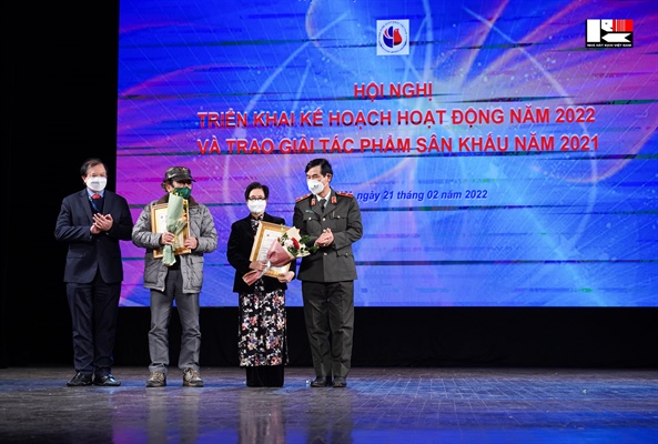 Vẫn mong chờ “bom tấn”!
