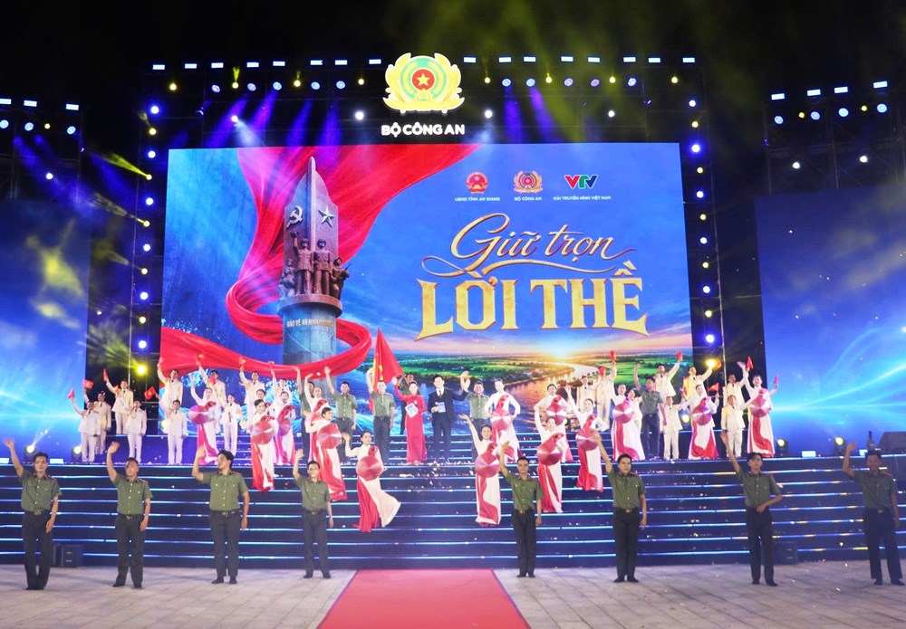 Xúc động đêm nghệ thuật “Giữ trọn lời thề” tri ân các Anh hùng liệt sĩ