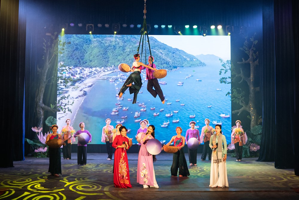 “Bắc Nam nối dải xuân hồng”: Cải lương hai miền kết hợp nghệ thuật xiếc