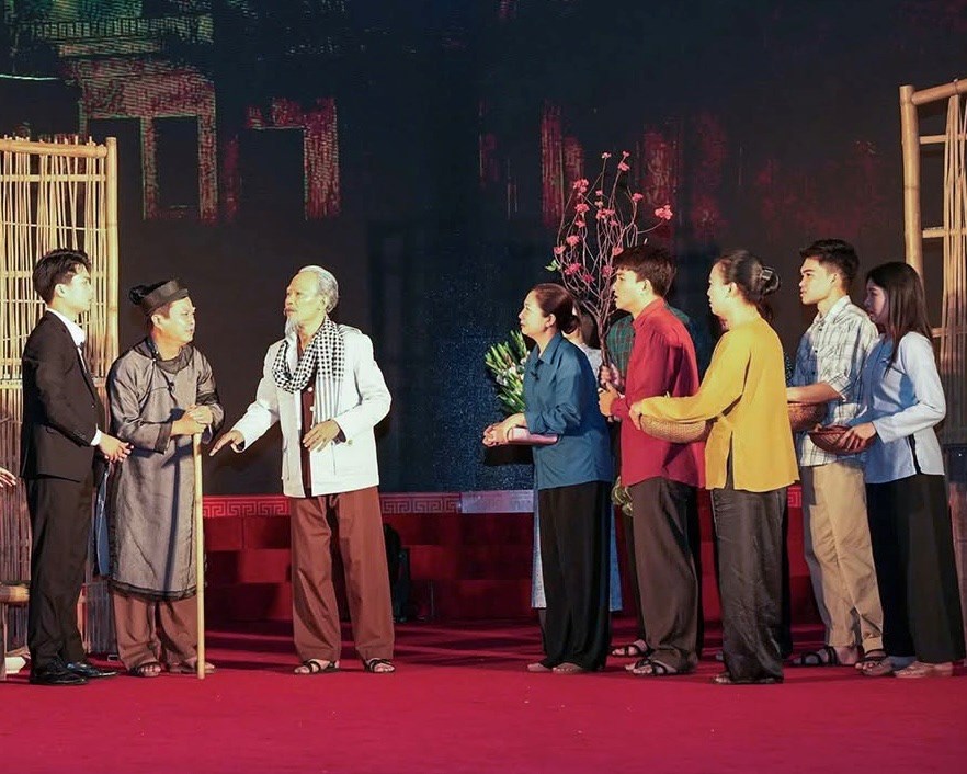 Đưa chương trình “Bác Hồ - Hai tiếng thiêng liêng” đến gần khán giả địa phương