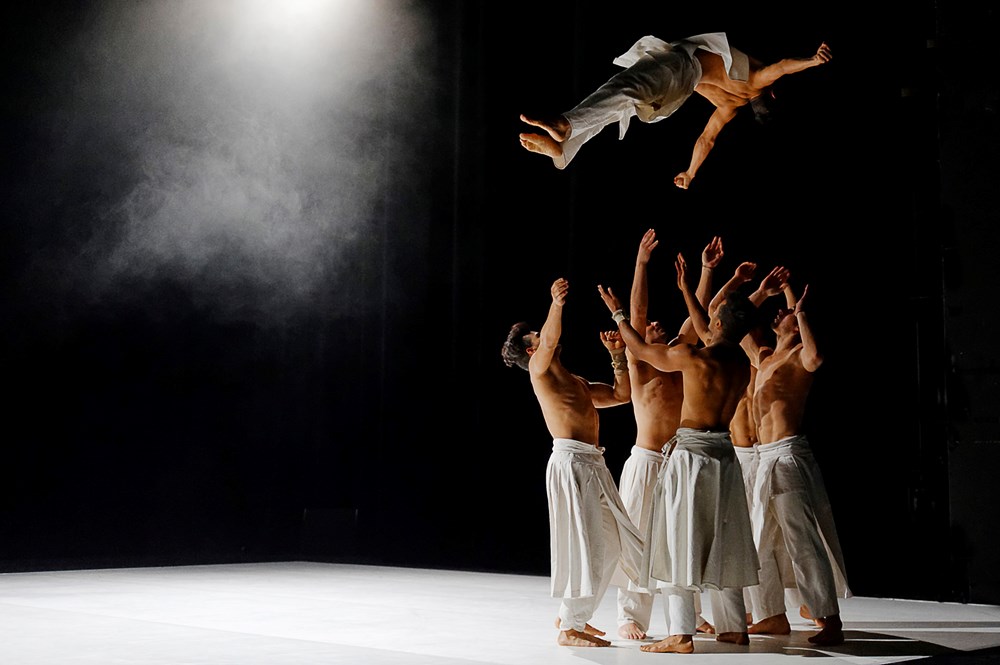 “Duyên ngày nợ đêm”: Cuộc gặp giữa hip-hop, ballet và múa đương đại