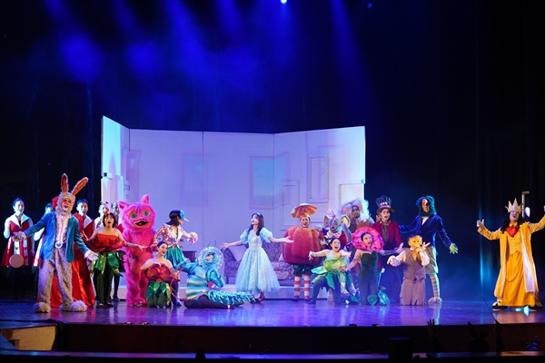 Nhạc kịch Alice in Wonderland: Thay đổi để tạo sự hấp dẫn