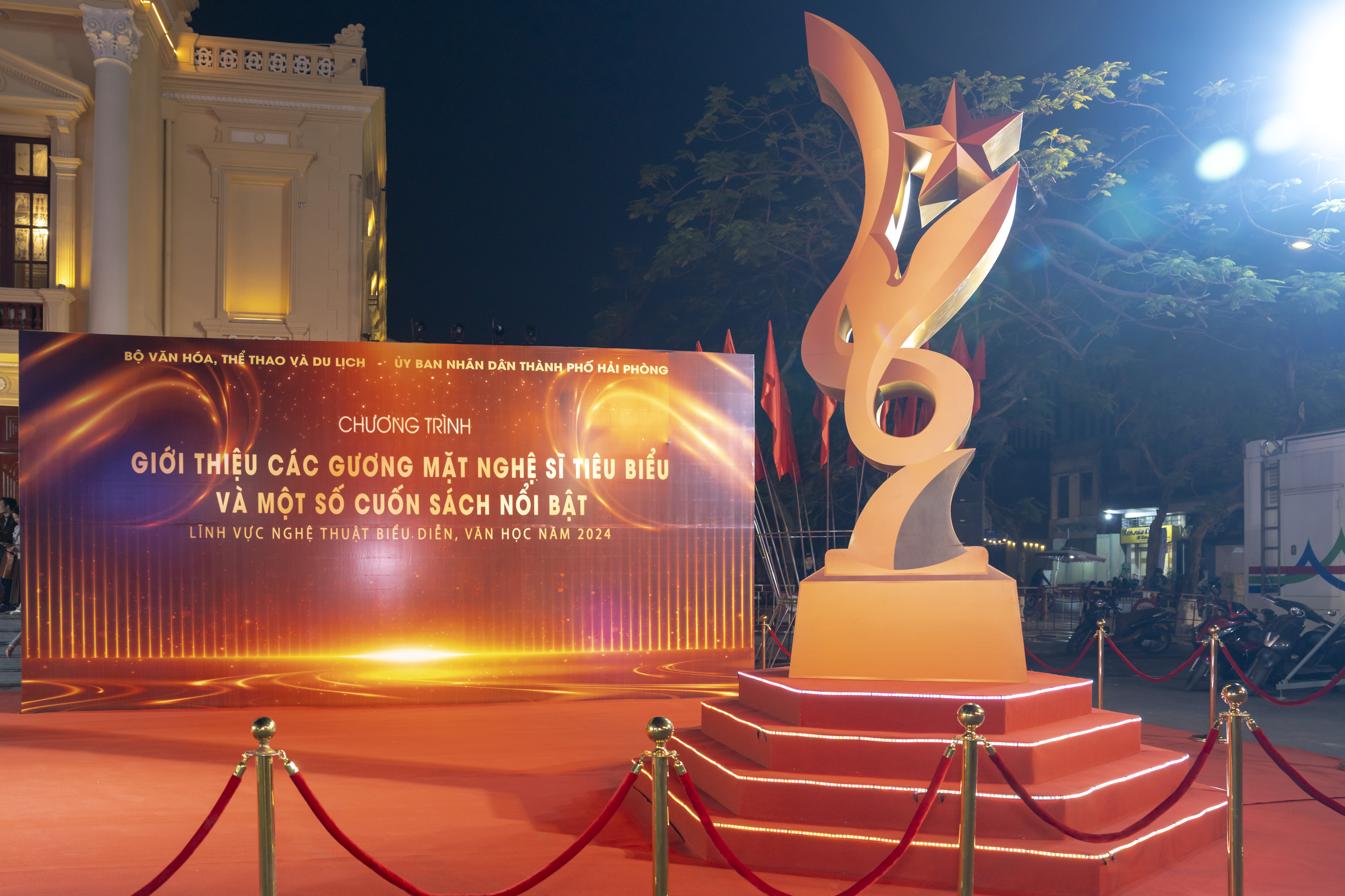 CHÙM ẢNH: Thảm đỏ - nơi các nghệ sĩ được chào đón tại Chương trình Giới thiệu các gương mặt nghệ sĩ tiêu biểu và một số cuốn sách nổi bật lĩnh vực nghệ thuật biểu diễn, văn học 2024