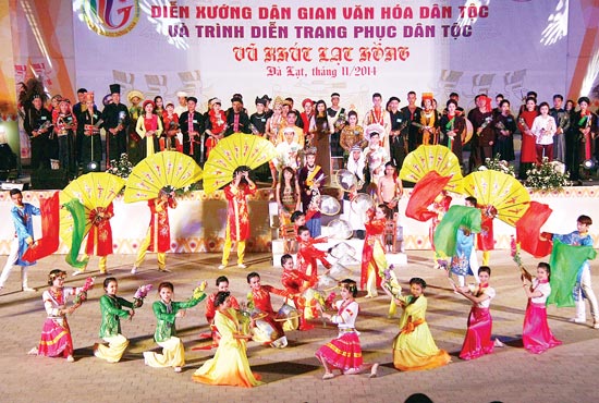 Tổ chức Liên hoan Diễn xướng dân gian dân tộc Thái khu vực Tây Bắc